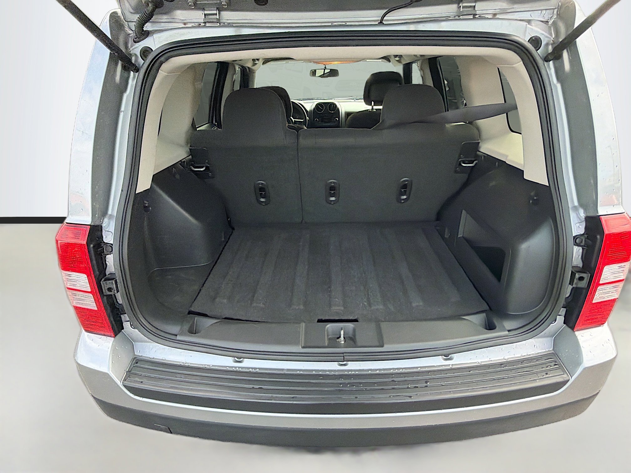 Used 2017 Jeep Patriot Latitude image 12