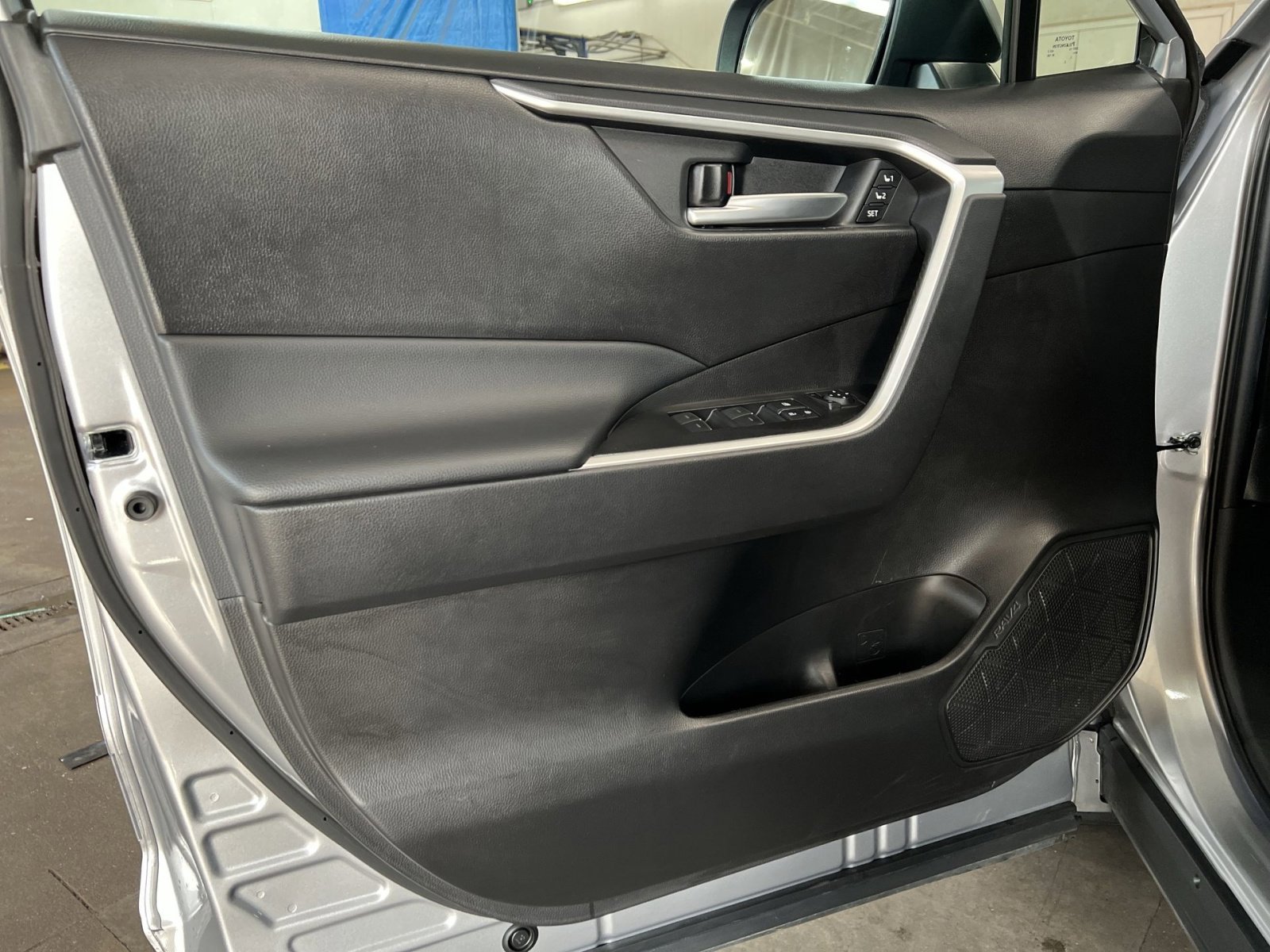 Used 2023 Toyota RAV4 XLE Premium image 14