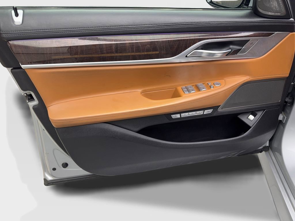 Used 2017 BMW 750i xDrive image 32