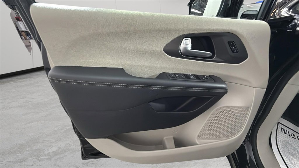 Used 2024 Chrysler Pacifica Touring-L image 31