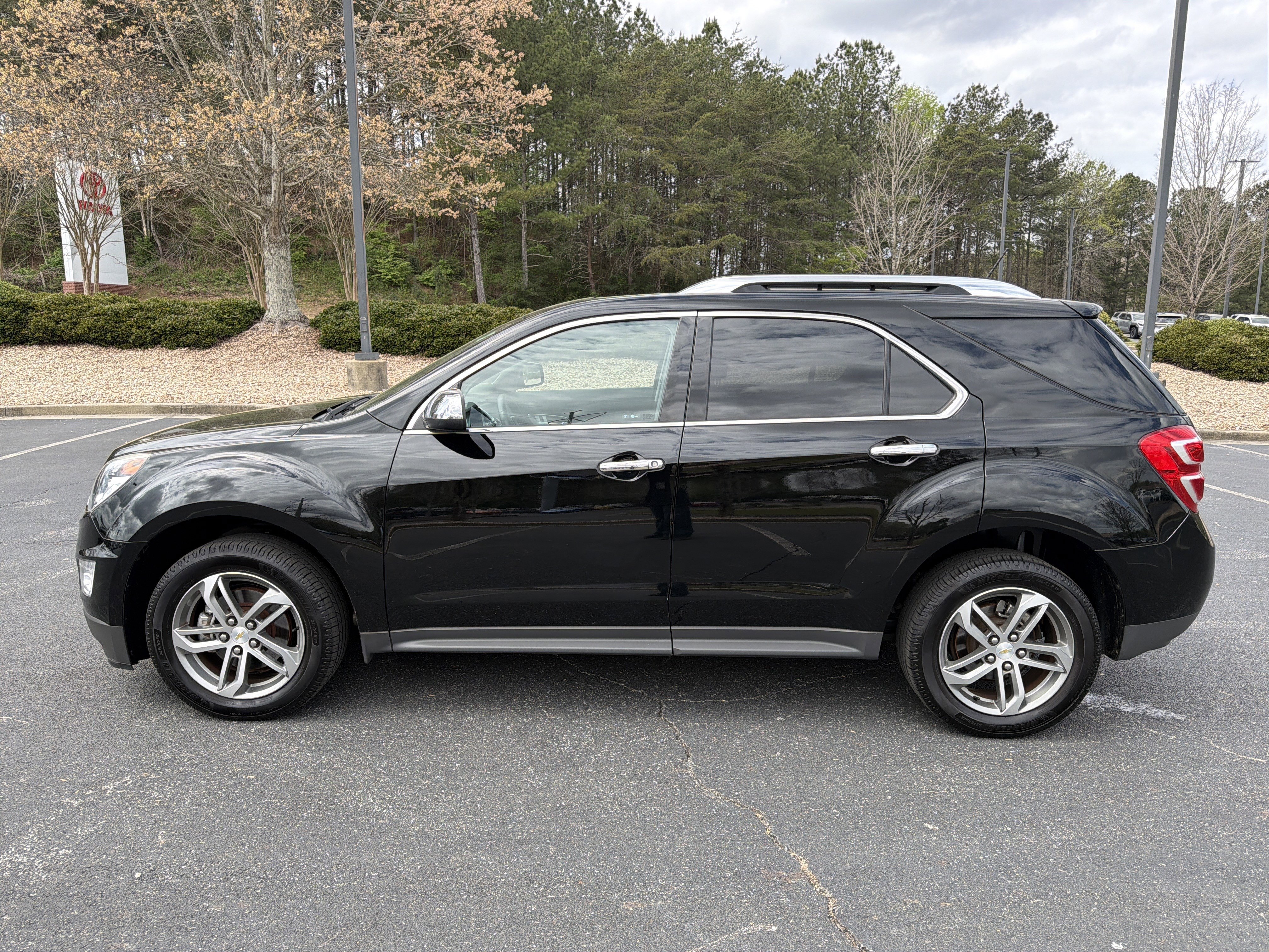 Used 2017 Chevrolet Equinox Premier w/ Enhanced Convenience Package image 8