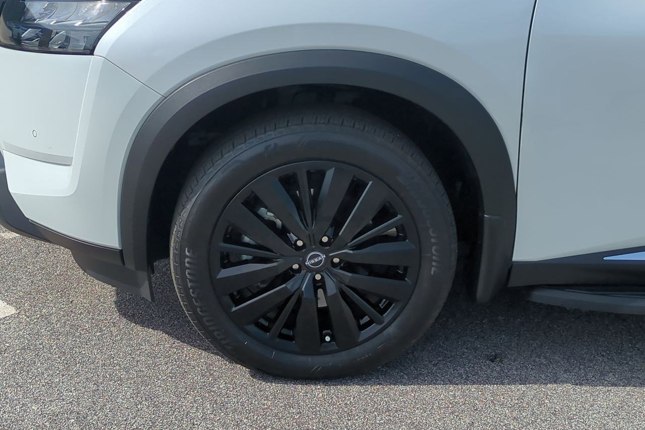 Certified 2025 Nissan Pathfinder Platinum AWD/4WD image 11