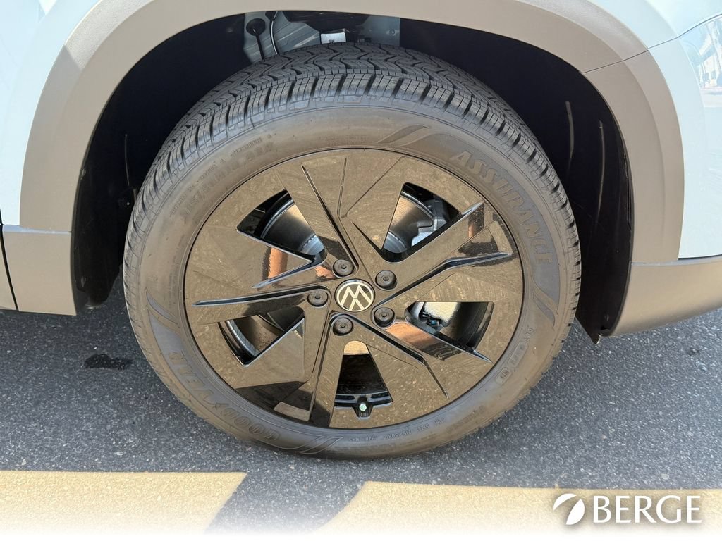 New 2026 Volkswagen Taos SE FWD image 11