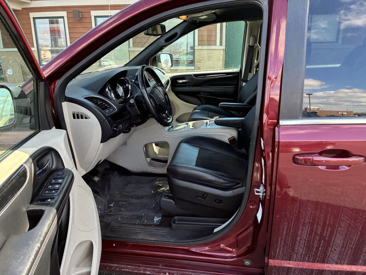 Used 2019 Dodge Grand Caravan SXT image 3