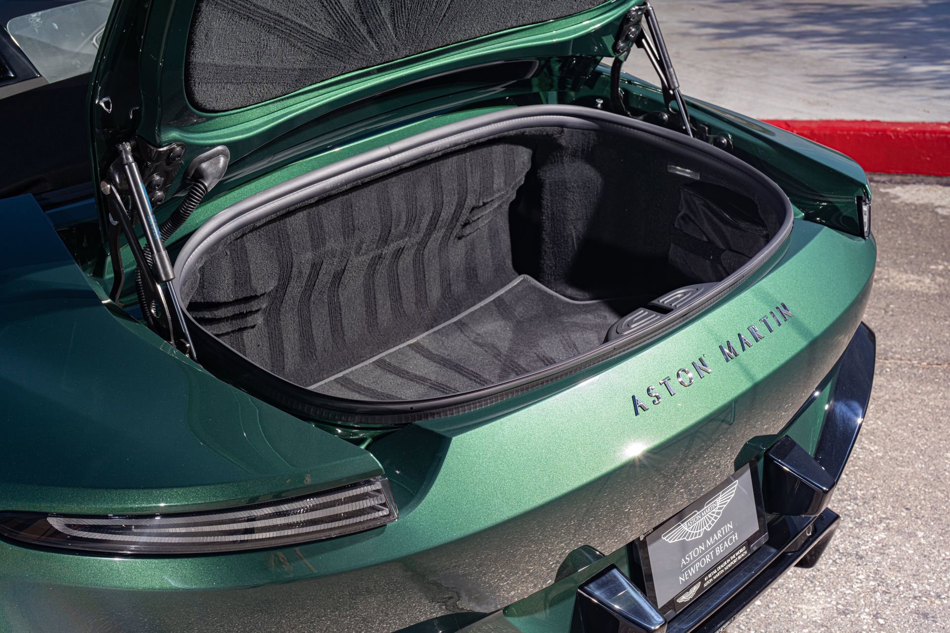 Used 2023 Aston Martin V8 Vantage Roadster image 12
