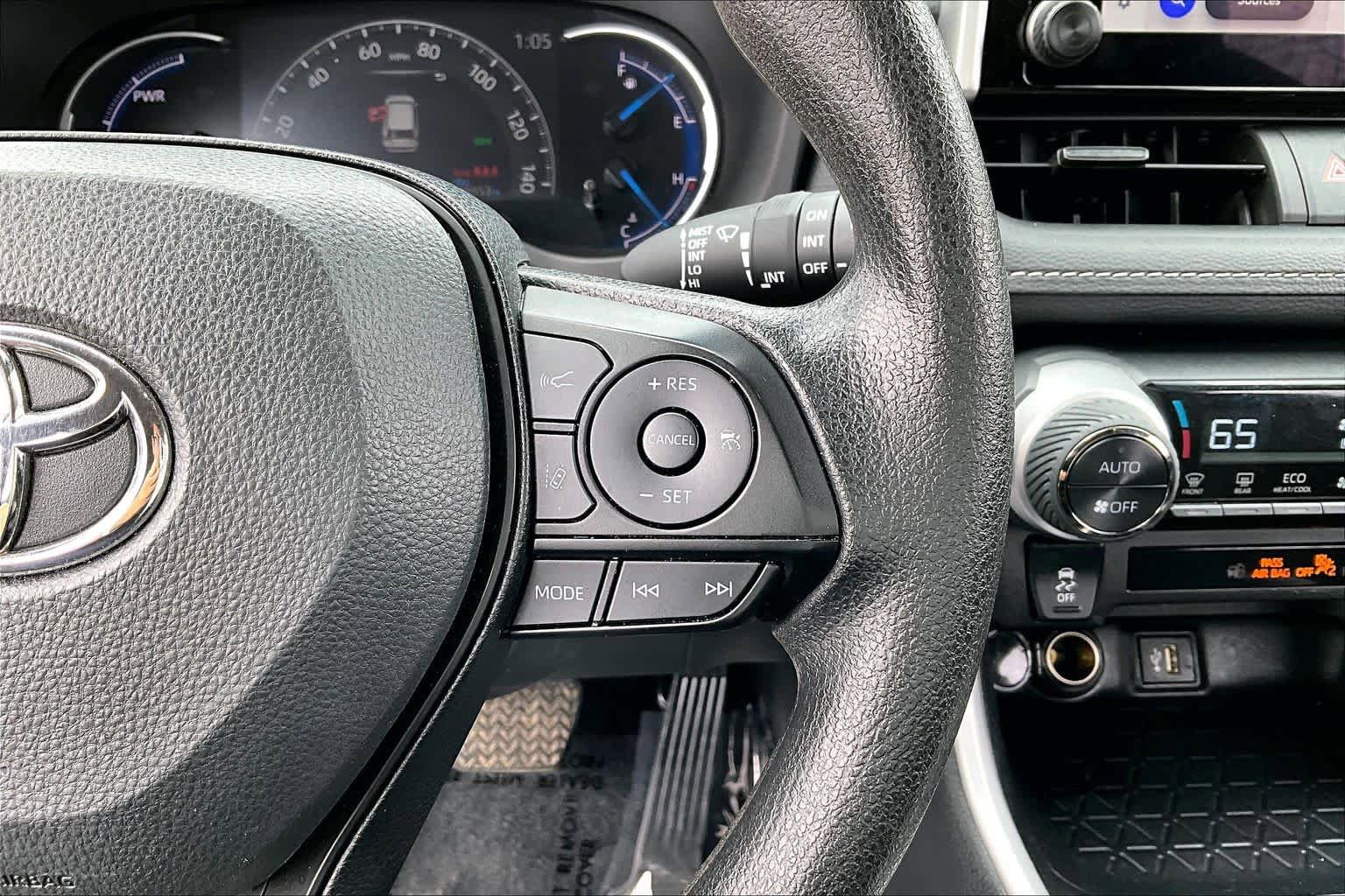 Used 2025 Toyota RAV4 XLE AWD/4WD image 25