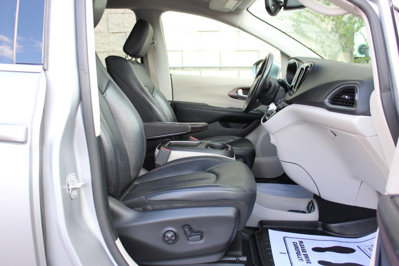 Used 2018 Chrysler Pacifica Touring-L Plus image 16