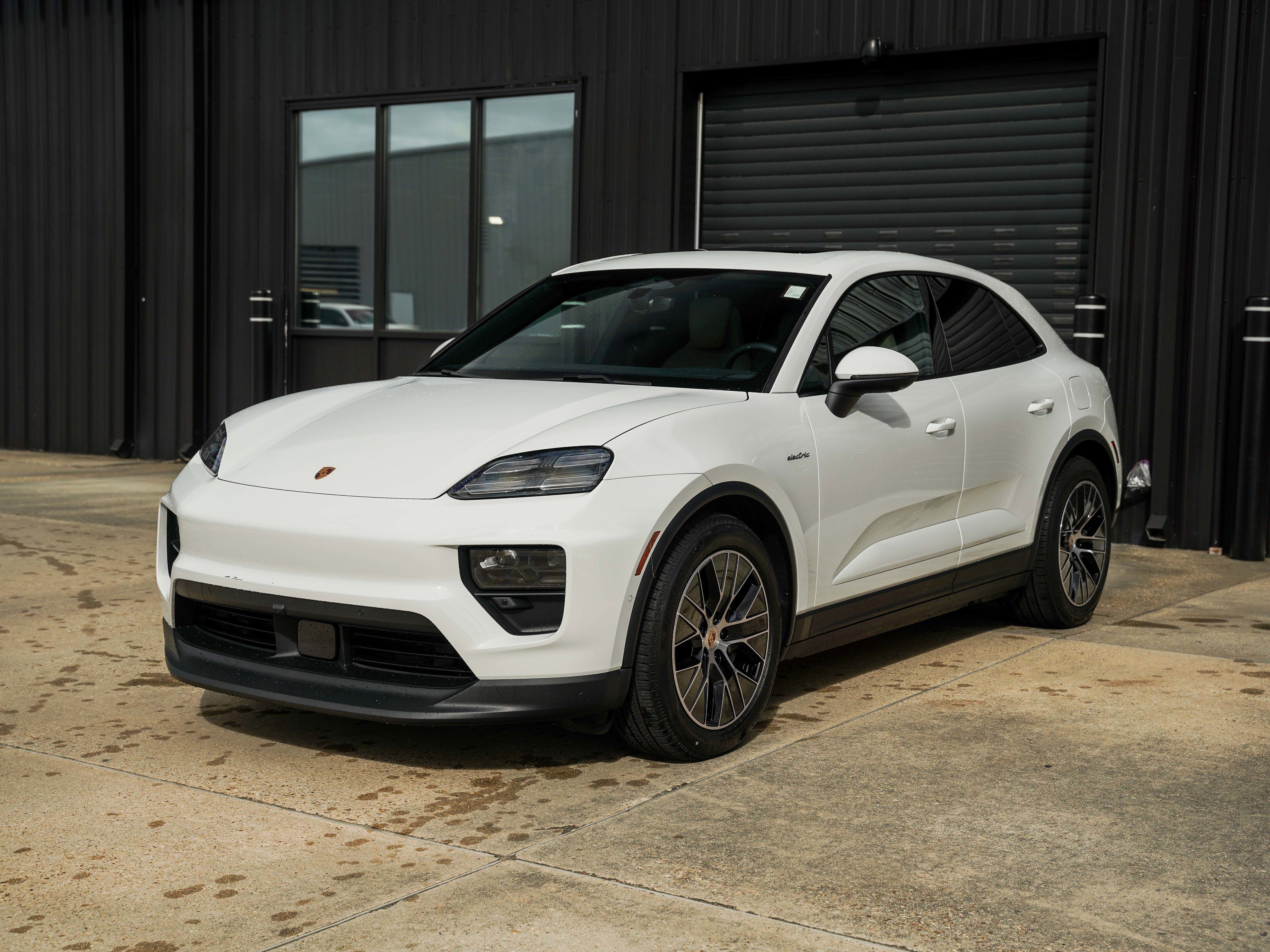 Certified 2025 Porsche Macan Electric image 6