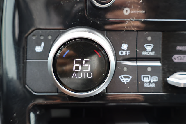 Used 2021 Toyota Highlander XLE AWD/4WD image 35