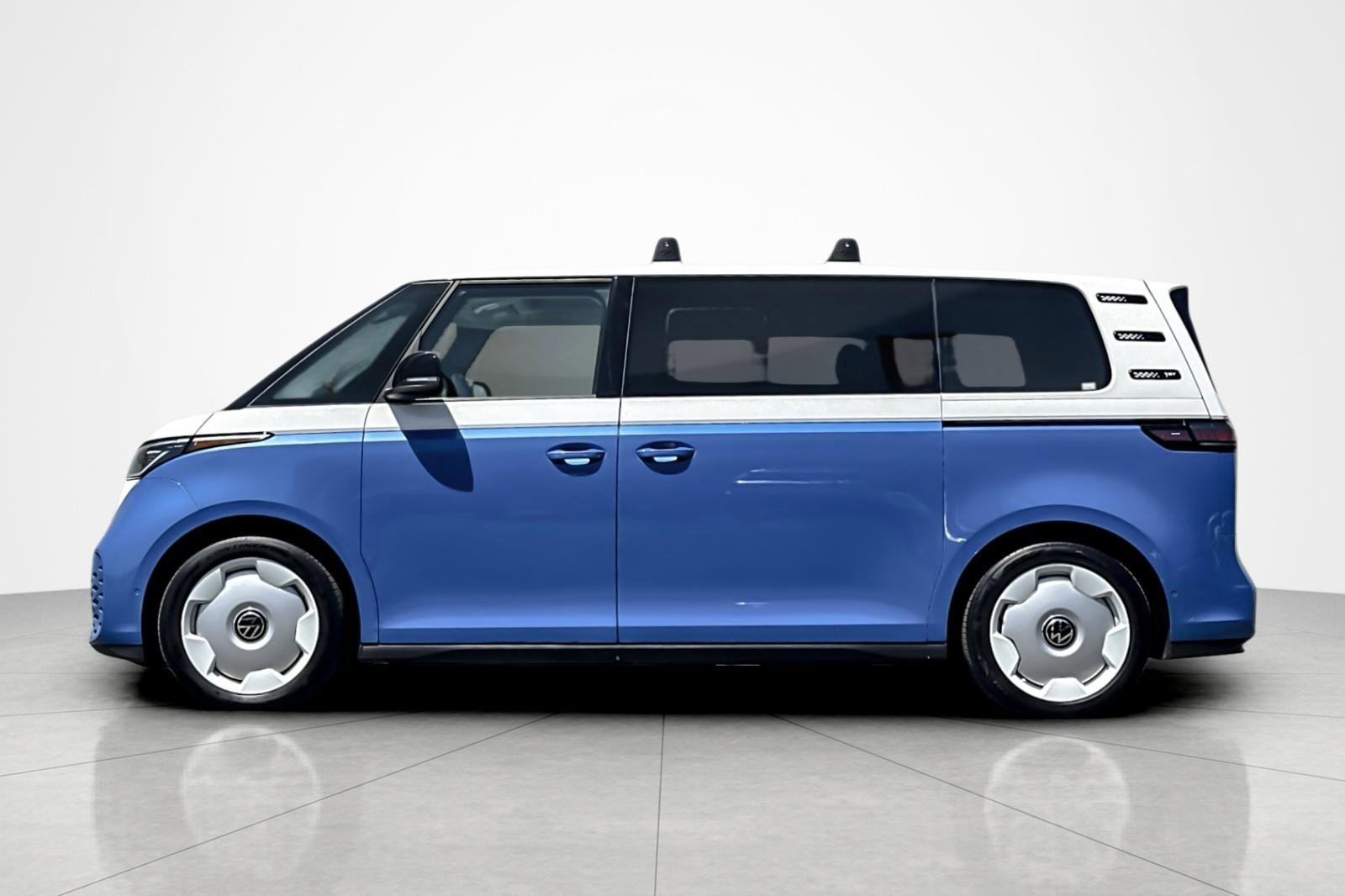 Used 2025 Volkswagen ID. Buzz 1st Edition RWD image 2