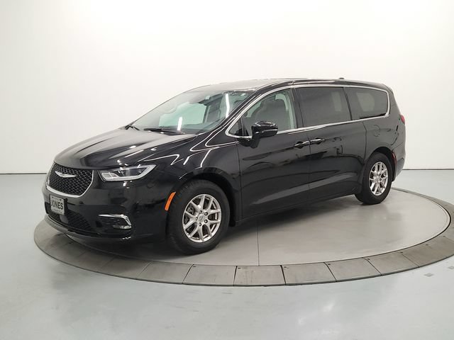 Used 2024 Chrysler Pacifica Touring-L FWD image 4