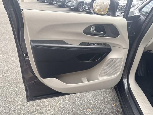 Used 2021 Chrysler Pacifica Touring image 19