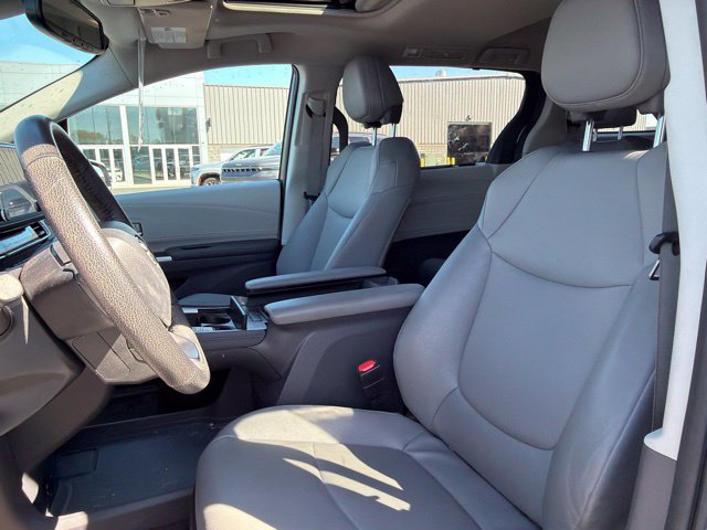 Used 2023 Toyota Sienna XLE w/ XLE Plus Package FWD image 14