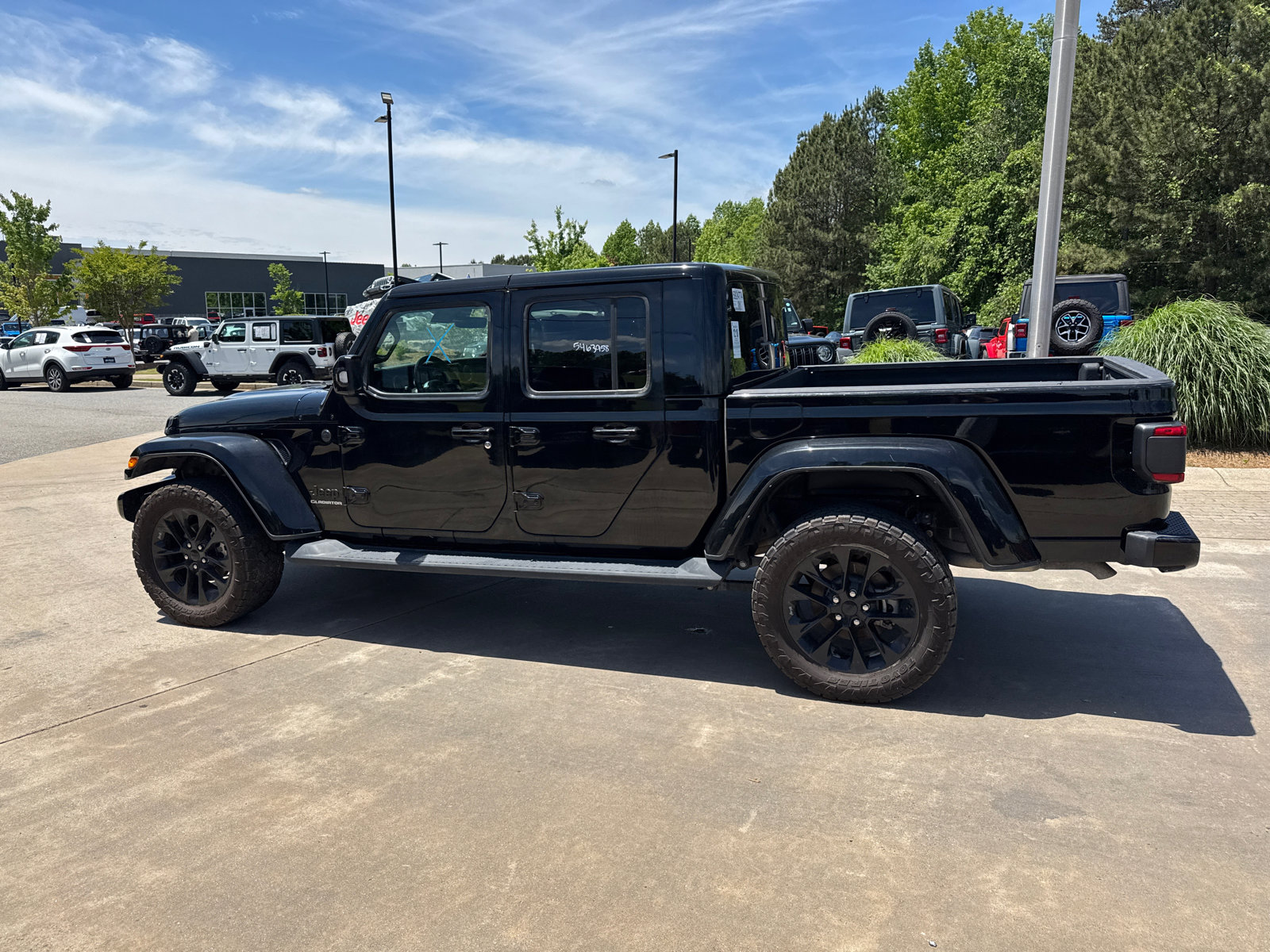 Used 2022 Jeep Gladiator Overland AWD/4WD image 11