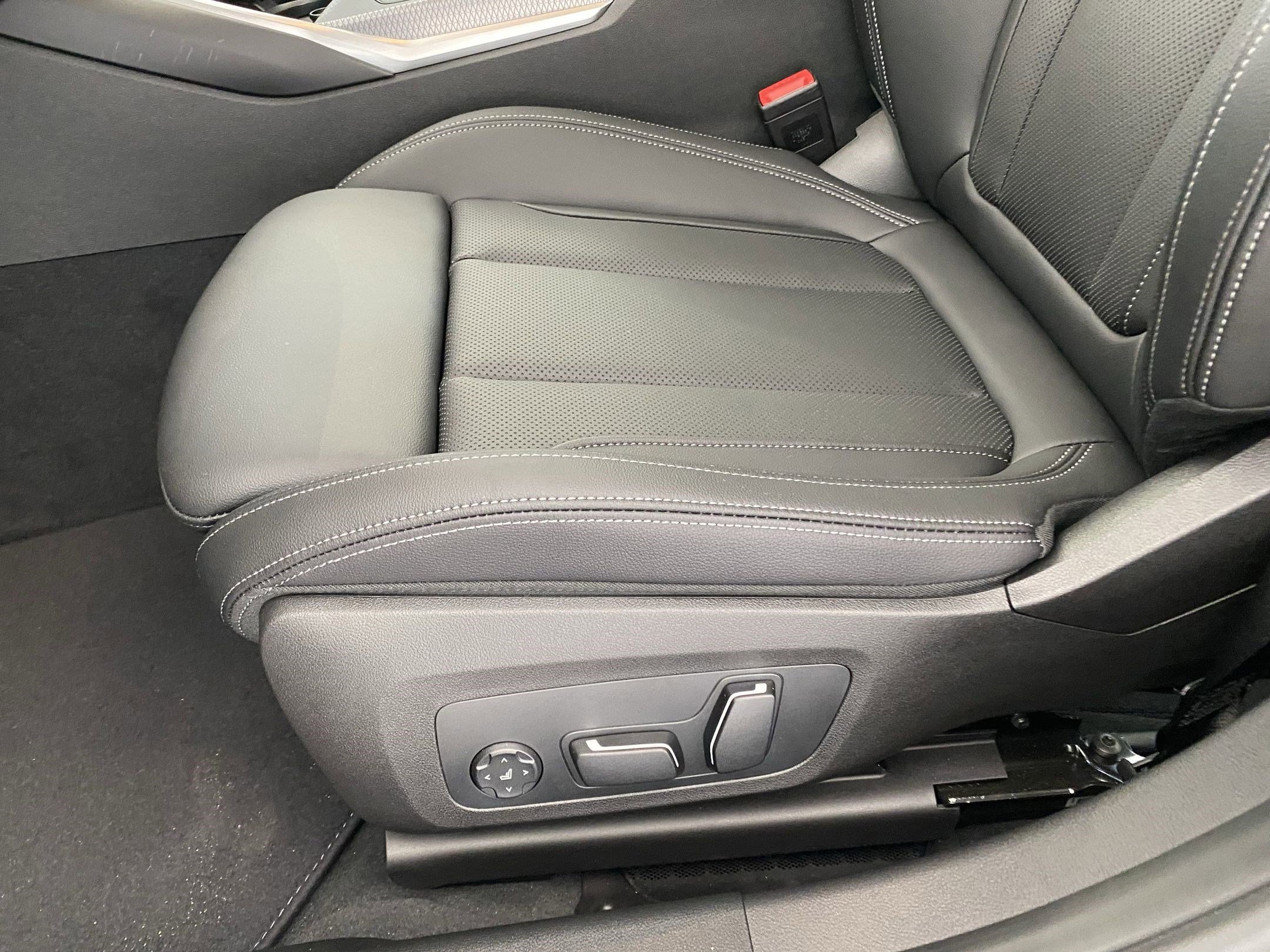 Used 2025 BMW 330i xDrive Sedan w/ Convenience Package image 12