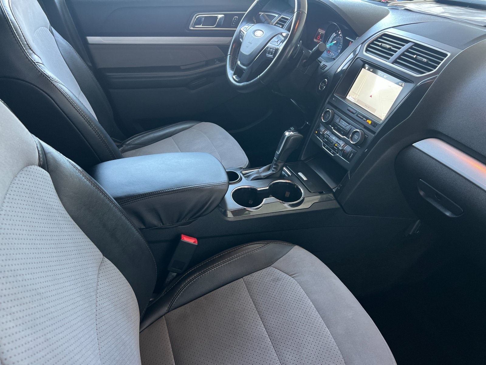 Used 2017 Ford Explorer XLT w/ Equipment Group 202A FWD image 17