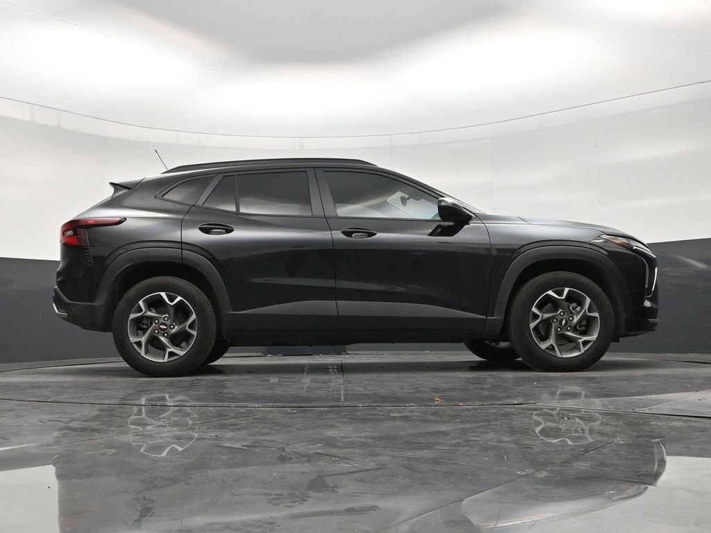 Used 2025 Chevrolet Trax LT FWD image 25