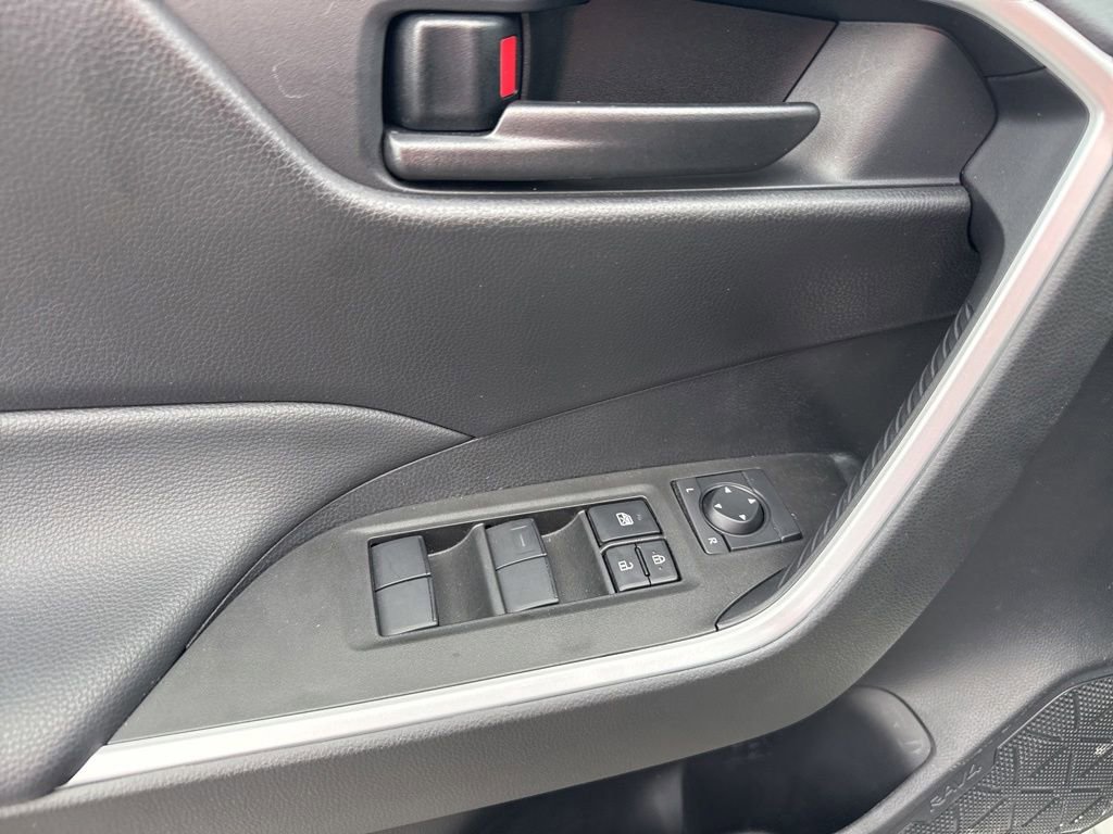 Used 2025 Toyota RAV4 LE AWD/4WD image 17