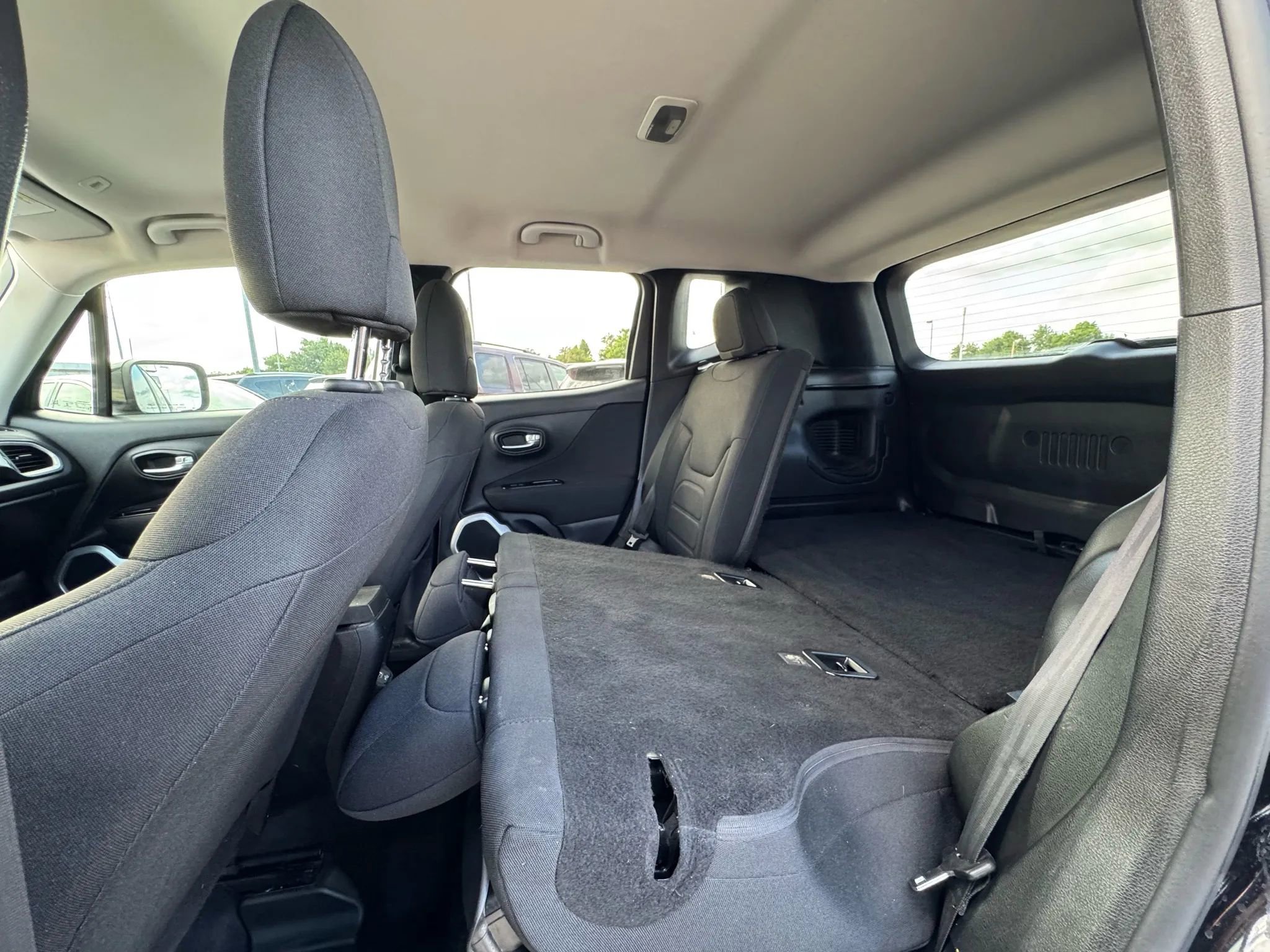 Used 2018 Jeep Renegade Latitude FWD image 17