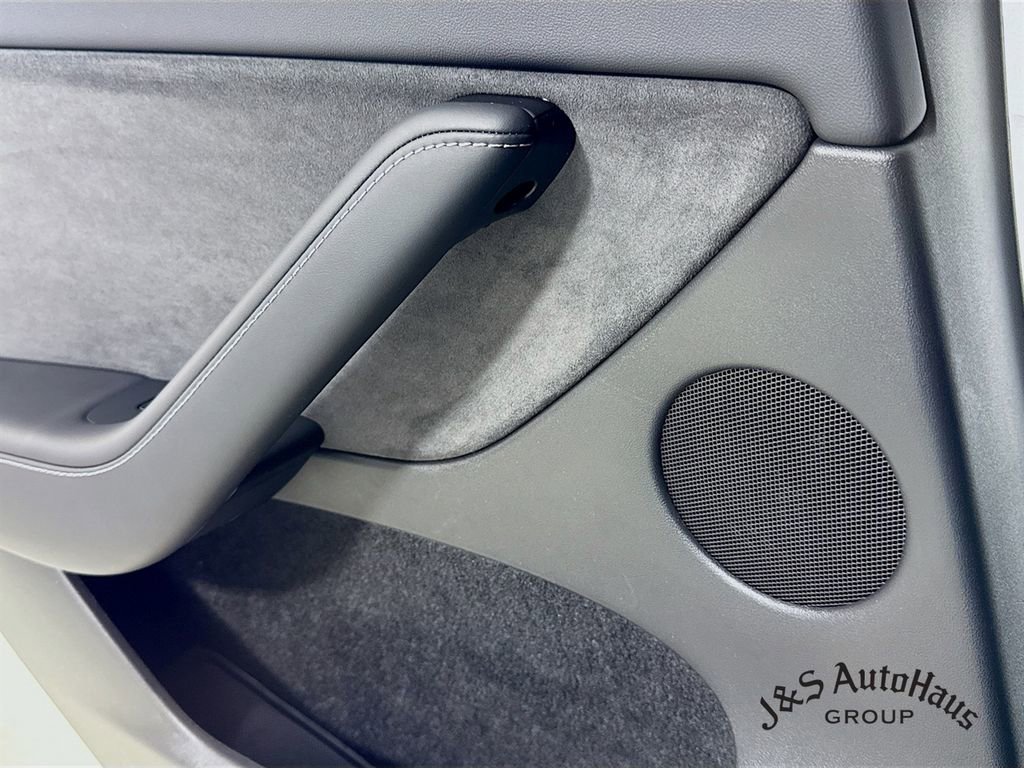 Used 2025 Tesla Model Y Long Range image 32