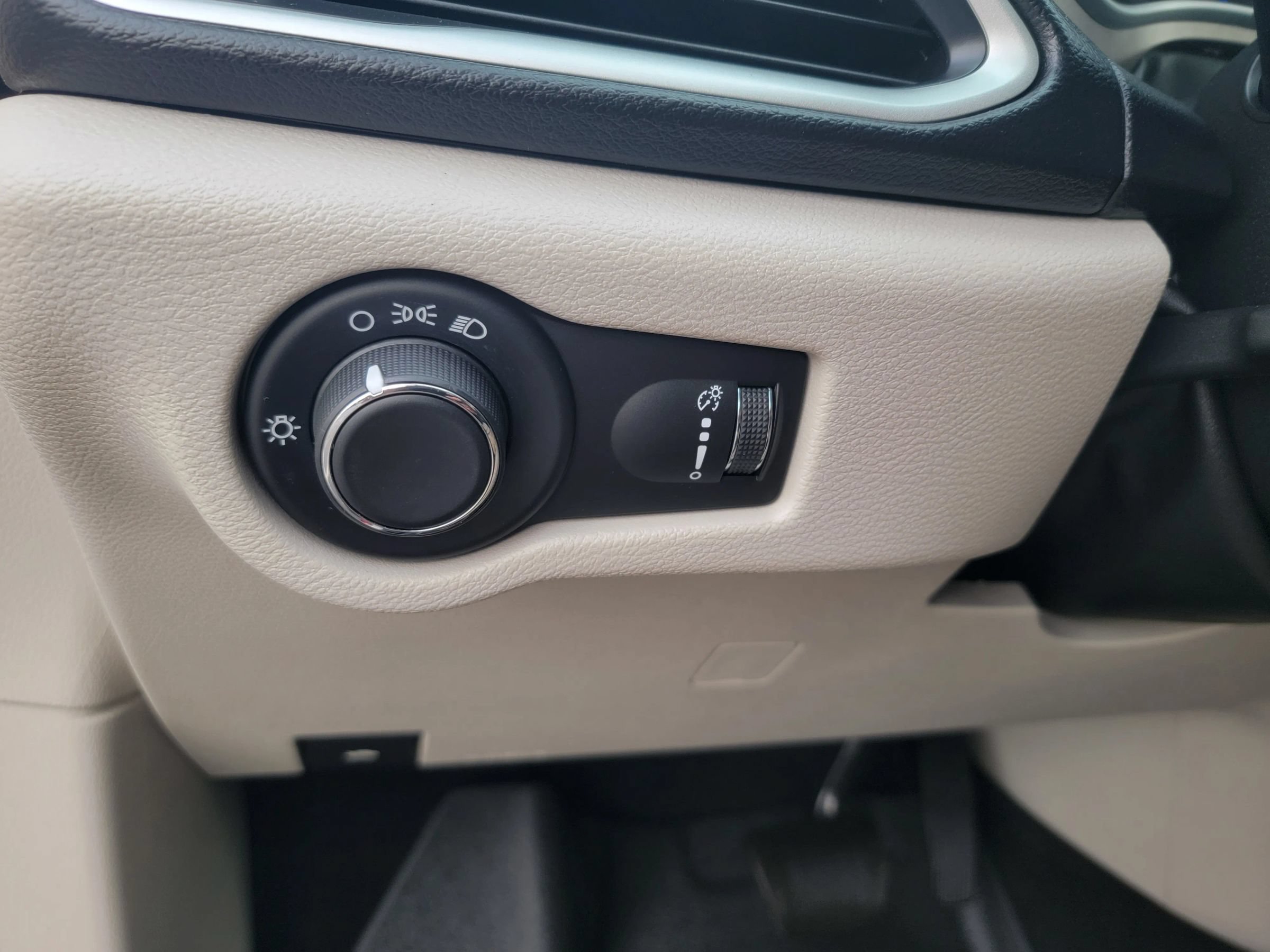 Used 2020 Chrysler Voyager L FWD image 19
