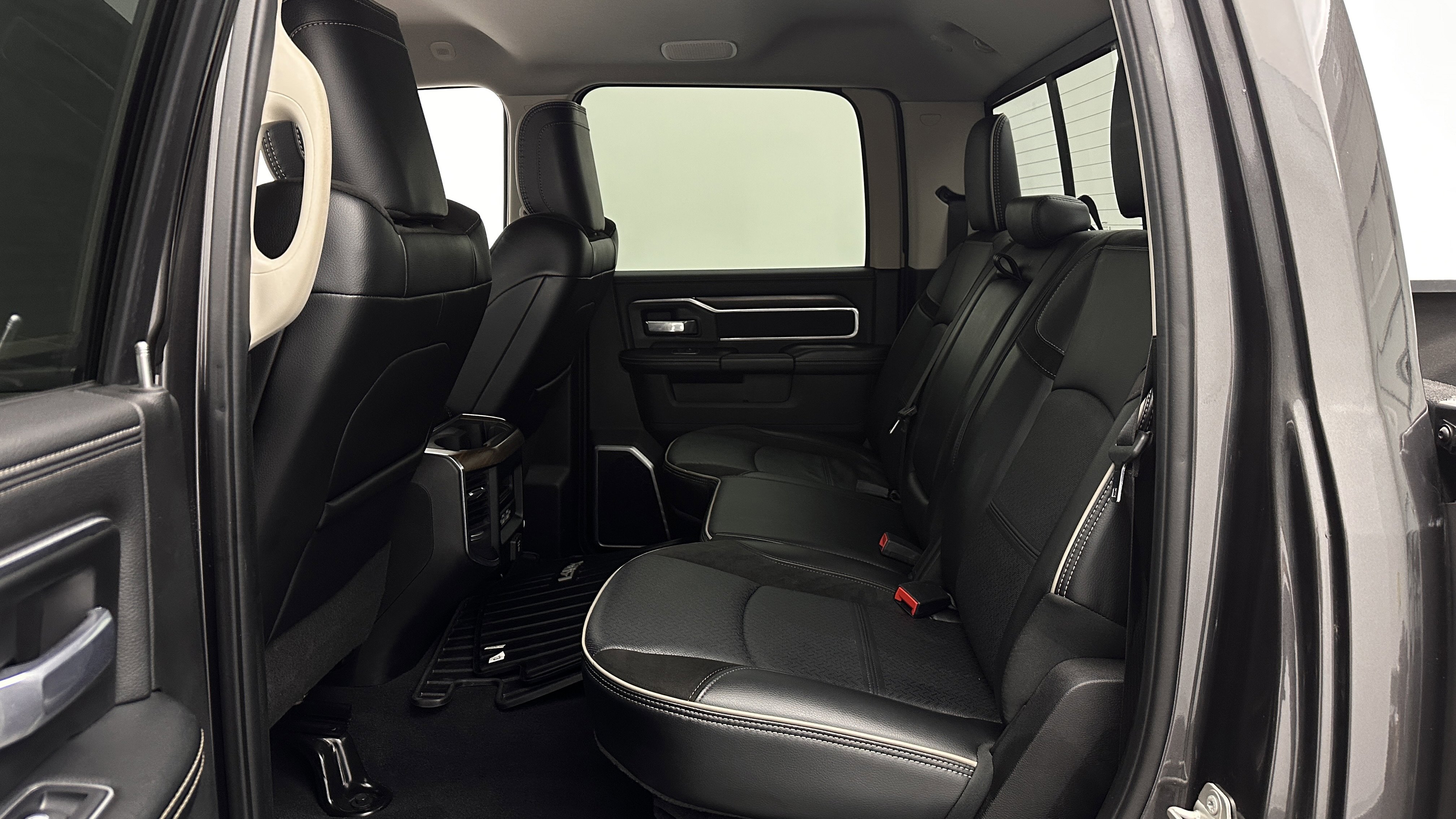 Used 2024 RAM 3500 Laramie w/ Towing Technology Group image 28