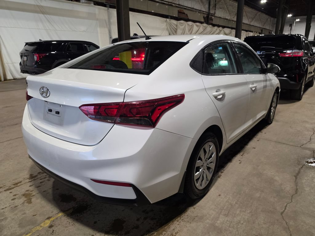 Used 2022 Hyundai Accent SE FWD image 2