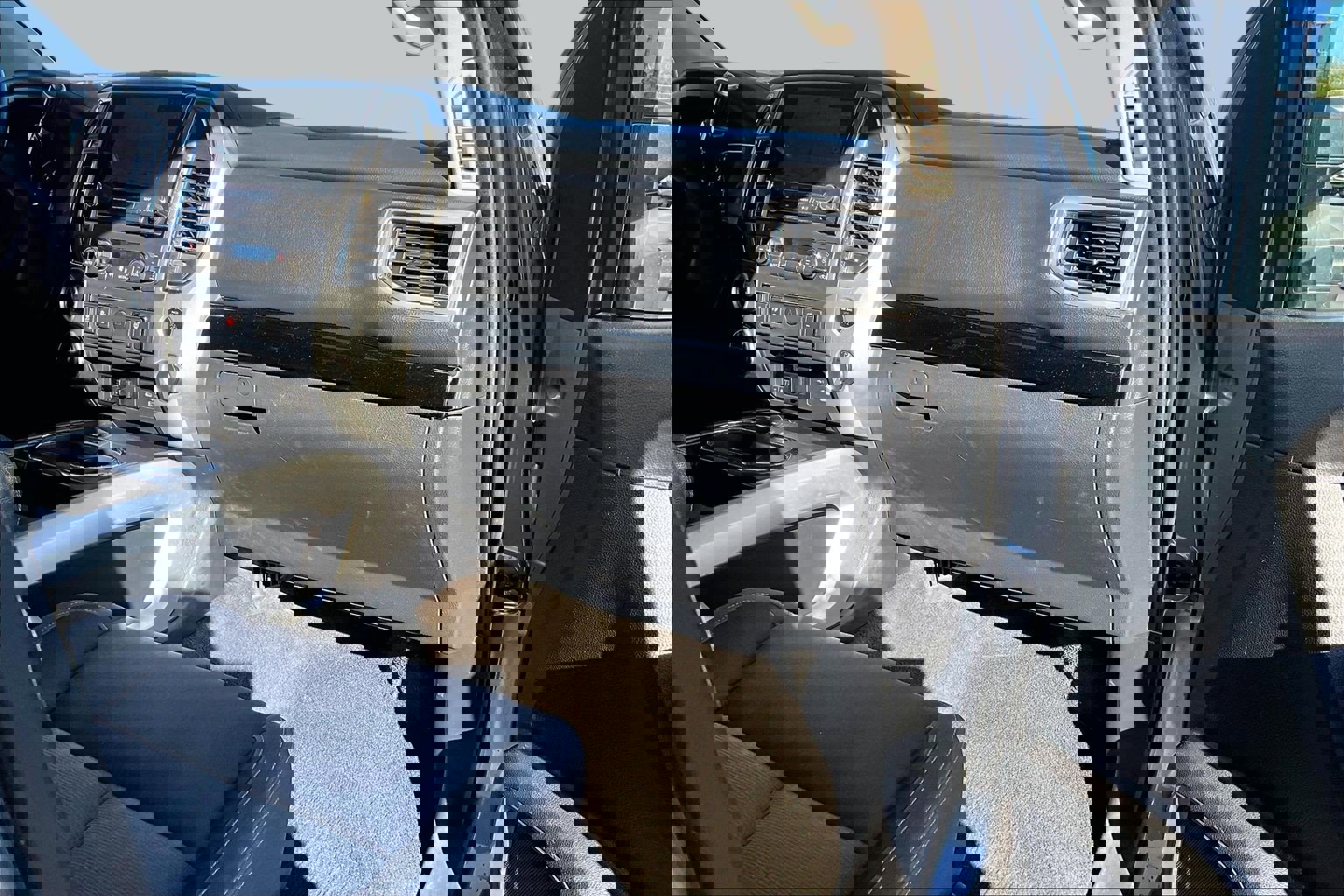 Used 2020 Nissan Titan SV w/ SV Convenience Package image 14