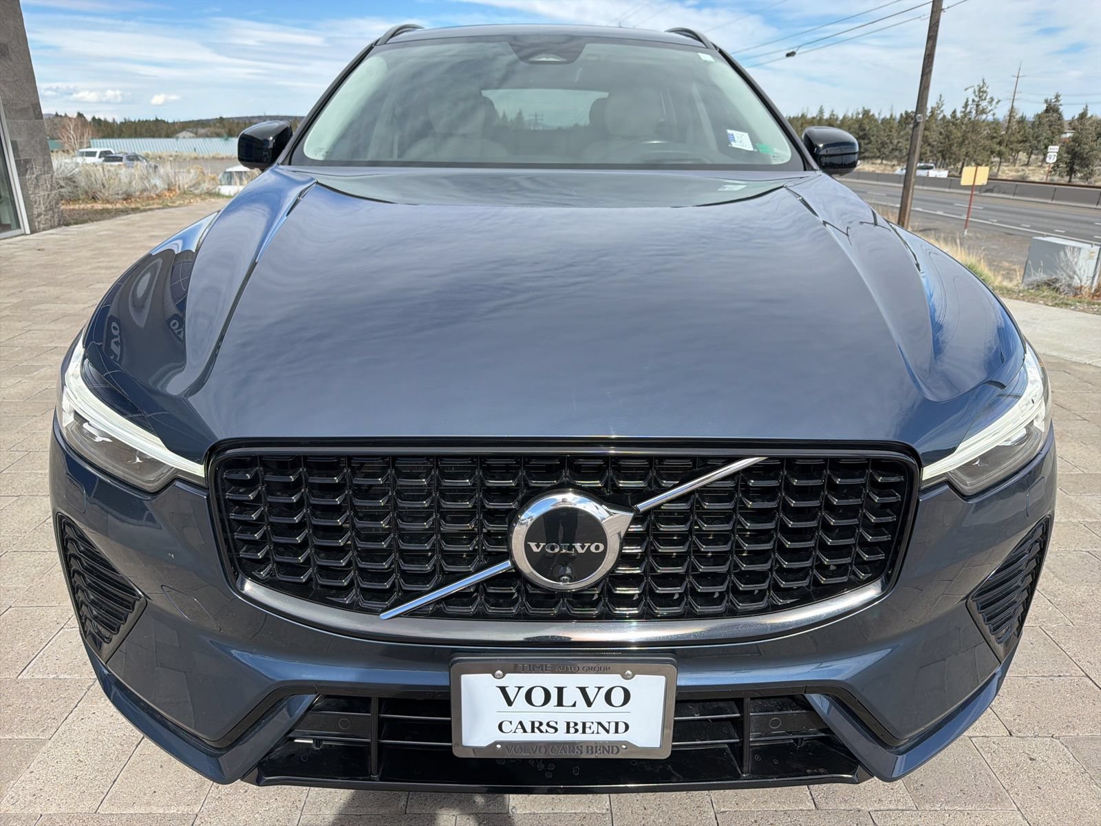 Used 2024 Volvo XC60 B5 Ultimate w/ Protection Package Premier AWD/4WD image 3