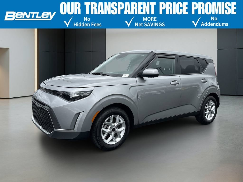 Used 2025 Kia Soul LX w/ LX Technology Package FWD image 1