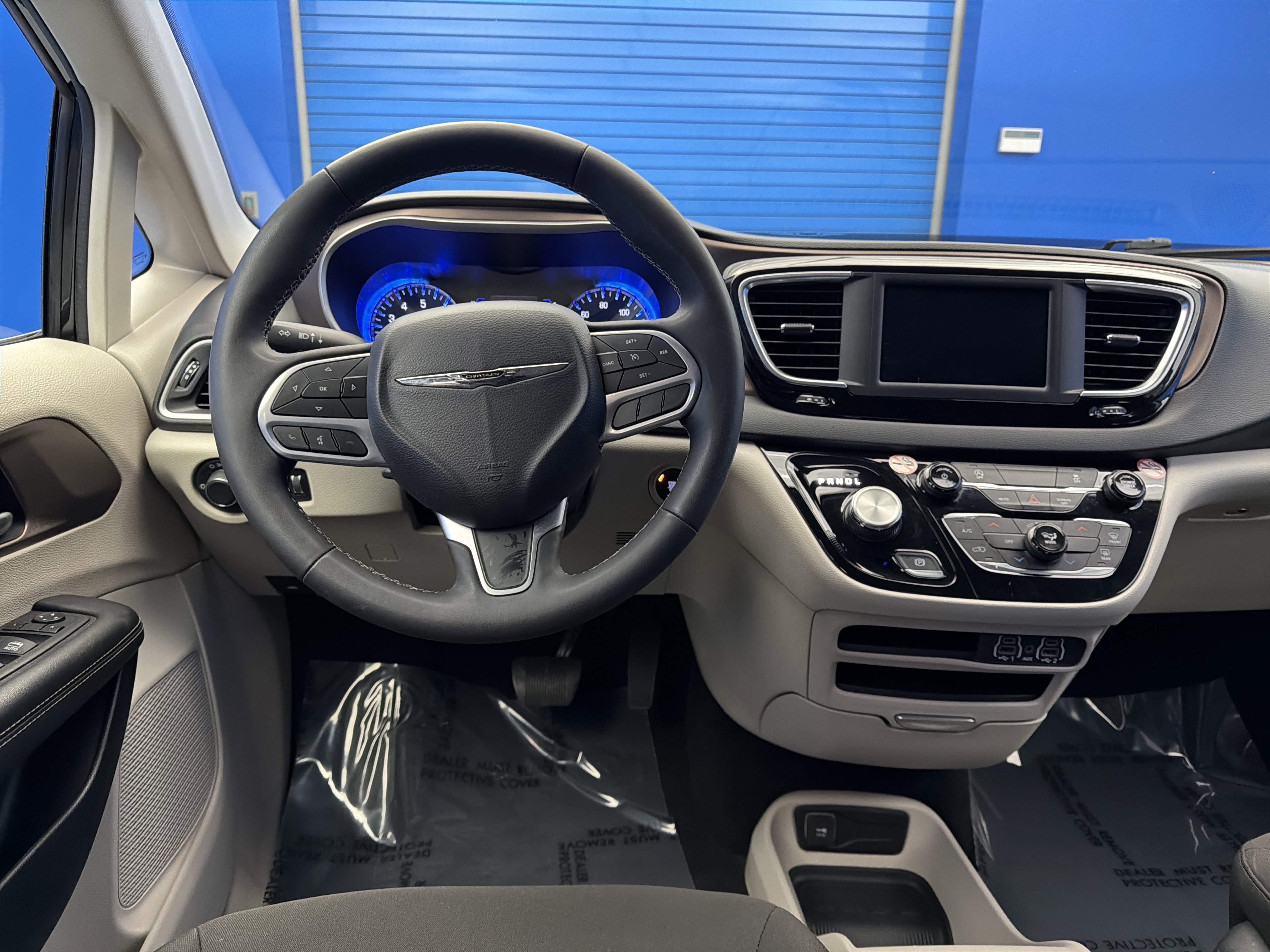 Used 2023 Chrysler Voyager LX image 27