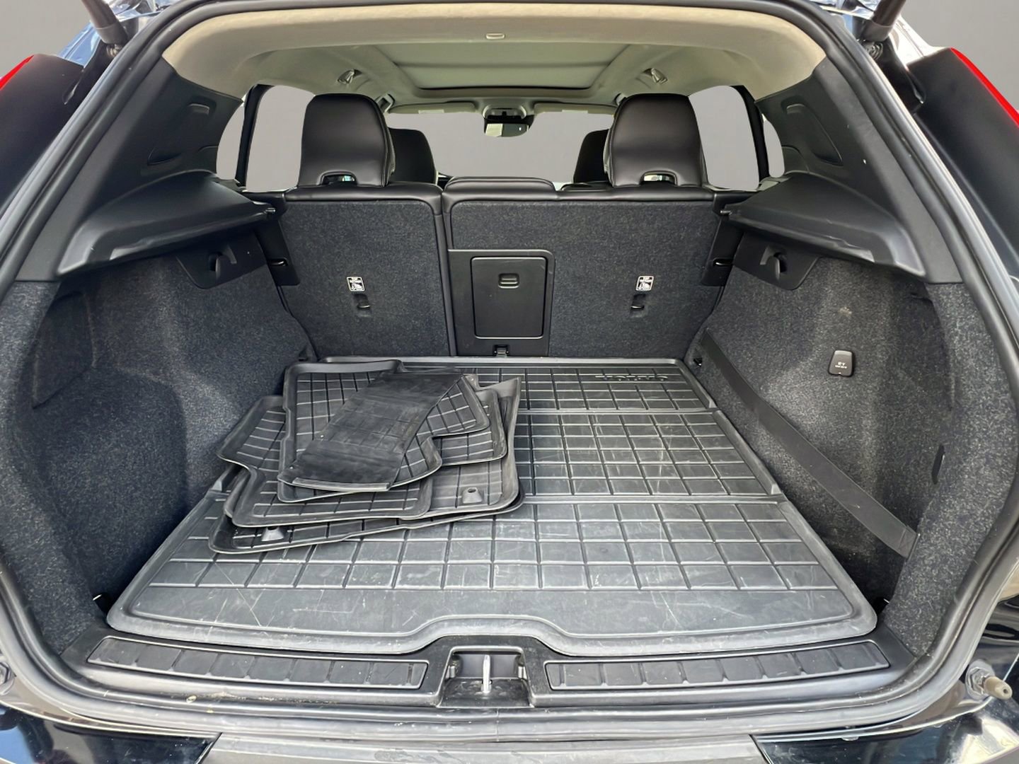 Used 2020 Volvo XC40 T4 Momentum w/ Premium Package image 27