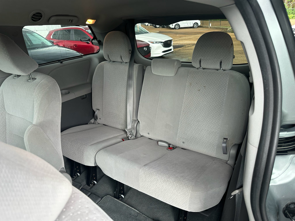 Used 2020 Toyota Sienna LE w/ LE Preferred Package FWD image 10