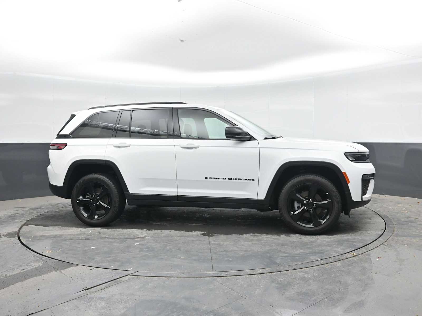Used 2026 Jeep Grand Cherokee Limited w/ Limited Altitude Package AWD/4WD image 9