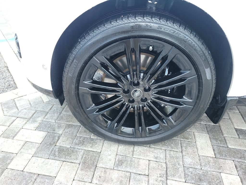 Certified 2025 Land Rover Range Rover SE AWD/4WD image 13