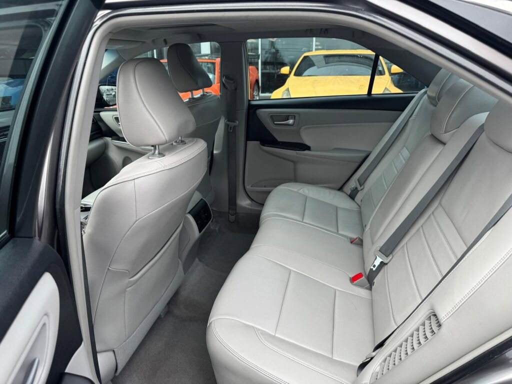 Used 2015 Toyota Camry XLE w/ Moonroof Package image 11