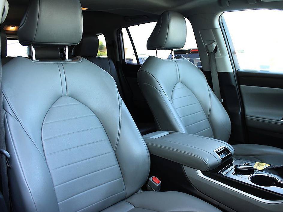 Used 2021 Toyota Highlander XLE FWD image 23