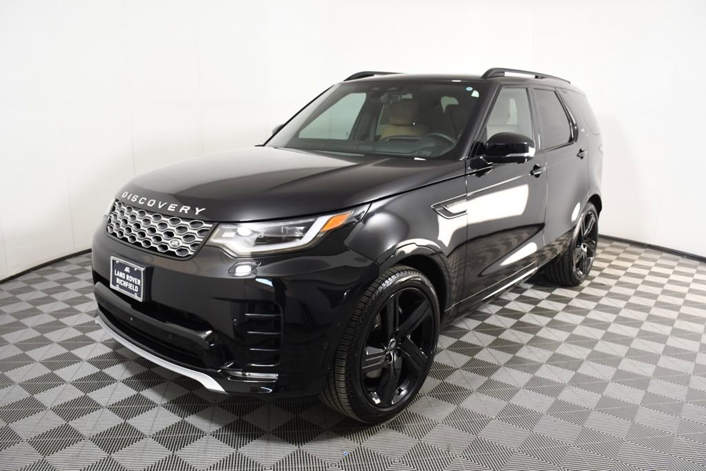 Used 2024 Land Rover Discovery Metropolitan Edition image 1