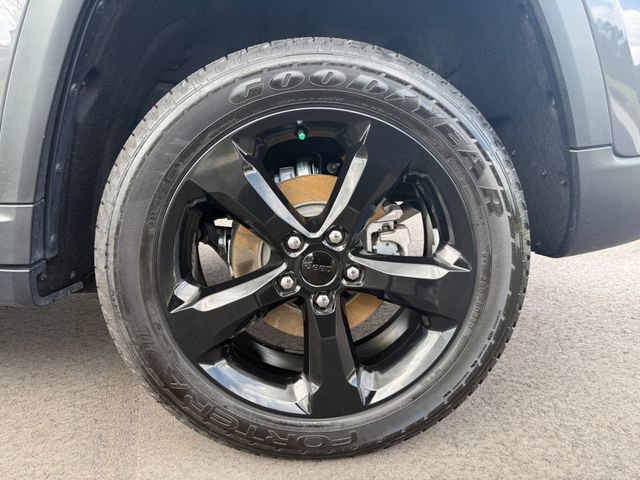 Used 2023 Jeep Grand Cherokee Altitude AWD/4WD image 8