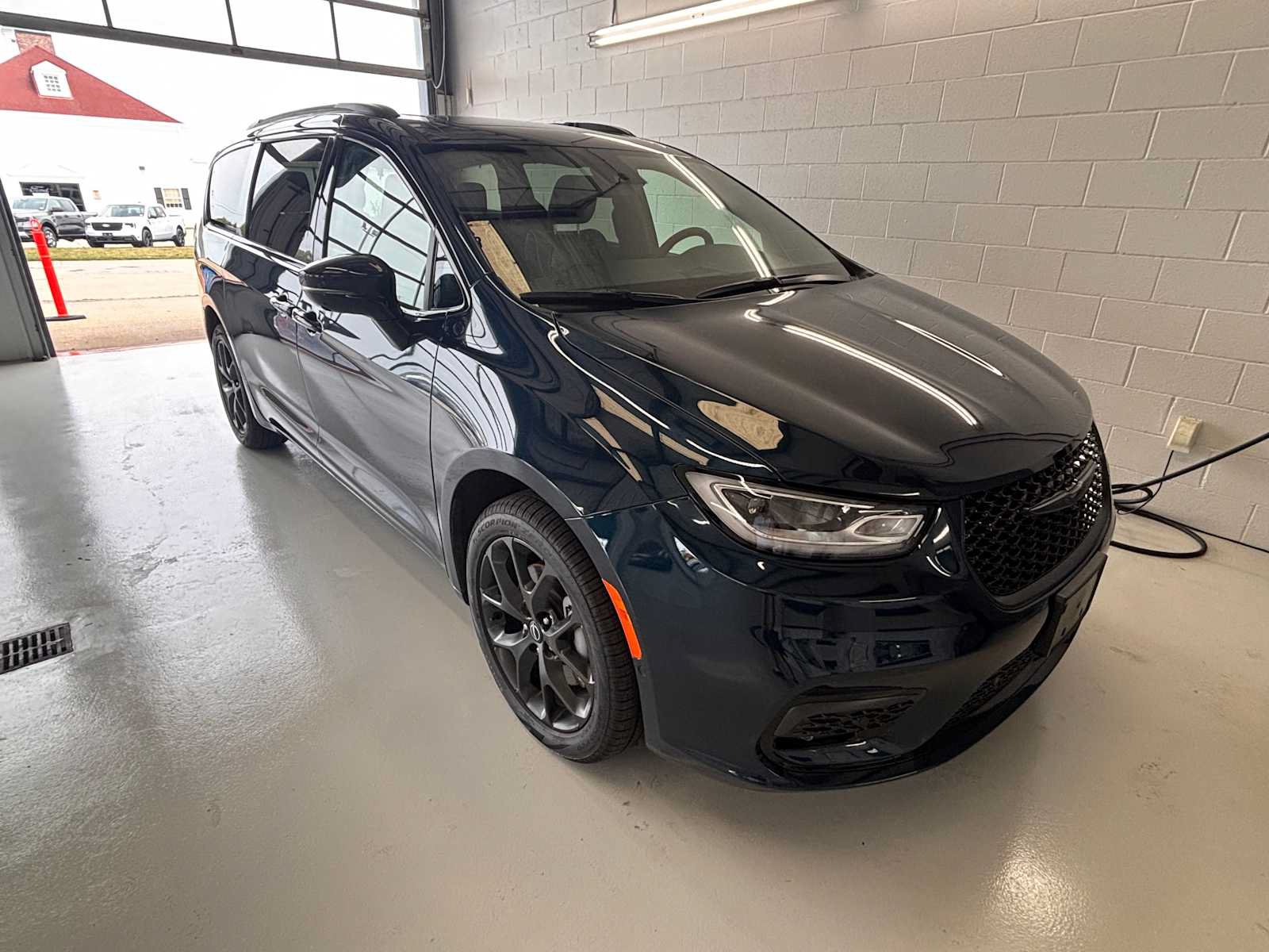 Certified 2025 Chrysler Pacifica Limited AWD/4WD image 3