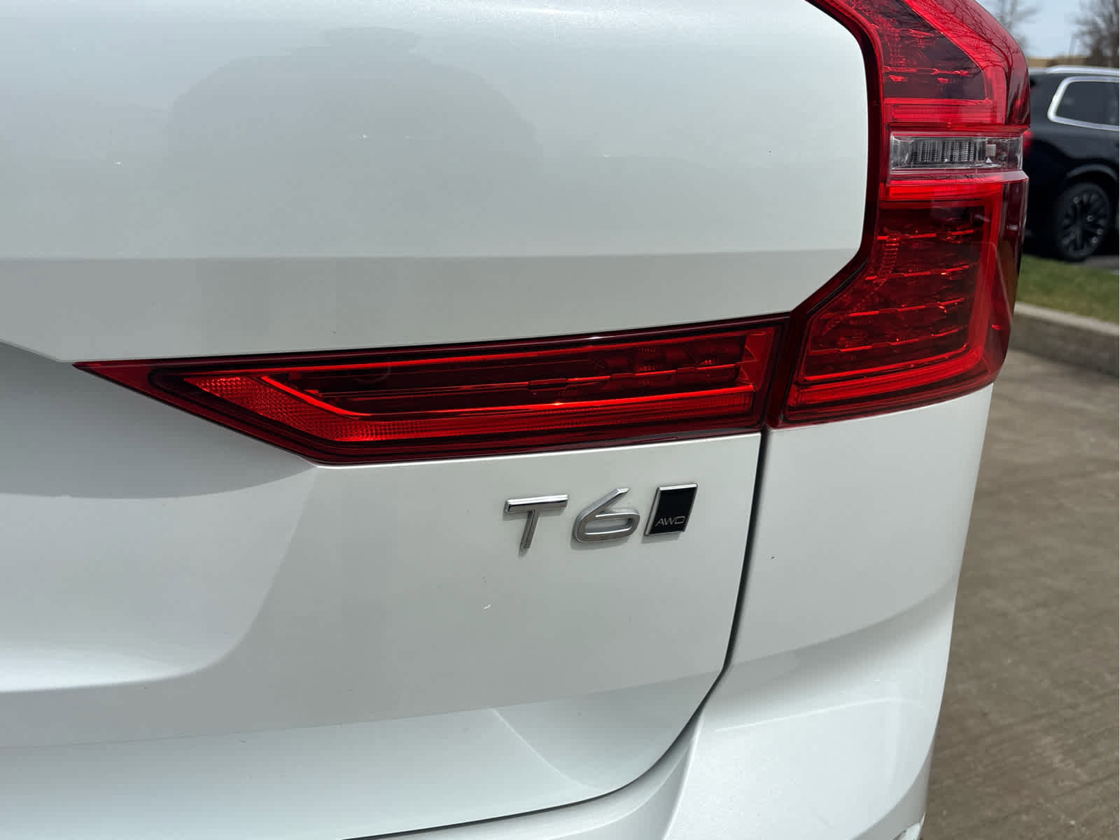 Used 2019 Volvo XC60 T6 Momentum w/ Multimedia Package AWD/4WD image 9