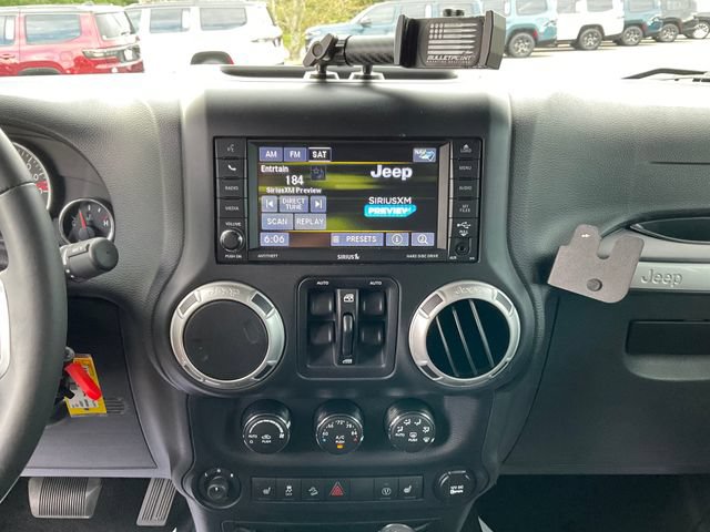 Used 2015 Jeep Wrangler Unlimited Rubicon AWD/4WD image 18