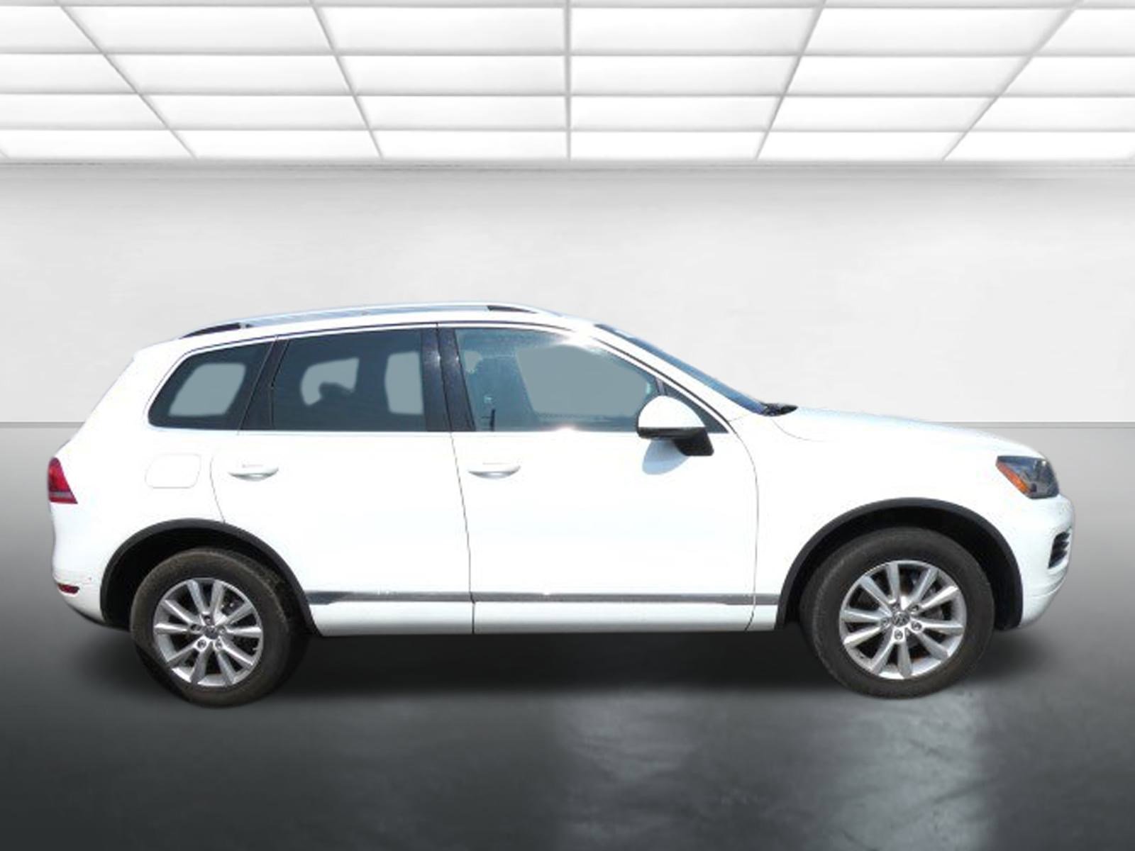 Used 2013 Volkswagen Touareg Sport image 3