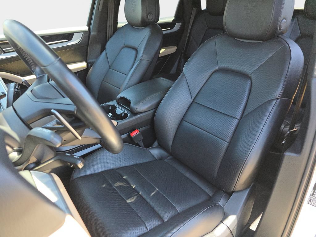 Used 2024 Porsche Cayenne AWD/4WD image 18