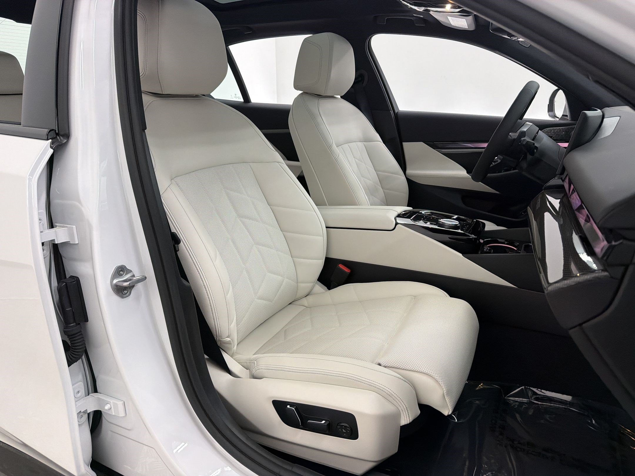 New 2027 BMW 550e xDrive w/ Premium Package AWD/4WD image 28