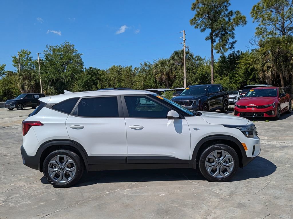 Certified 2025 Kia Seltos LX AWD/4WD image 9