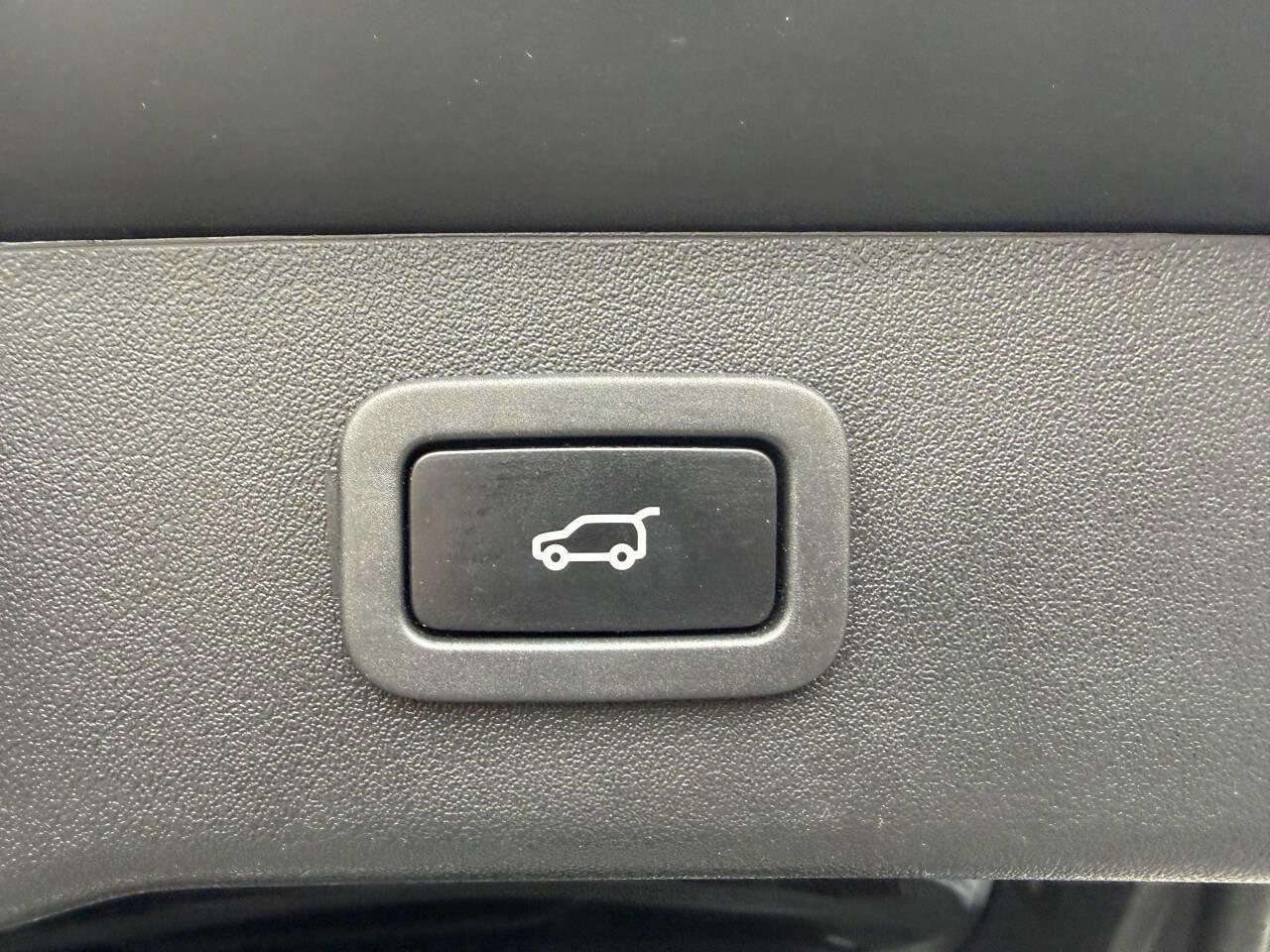 Used 2018 Jaguar XF S image 8