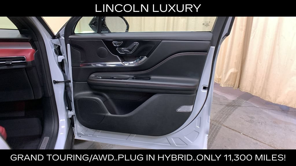 Used 2025 Lincoln Corsair Grand Touring w/ Towing Package AWD/4WD image 11