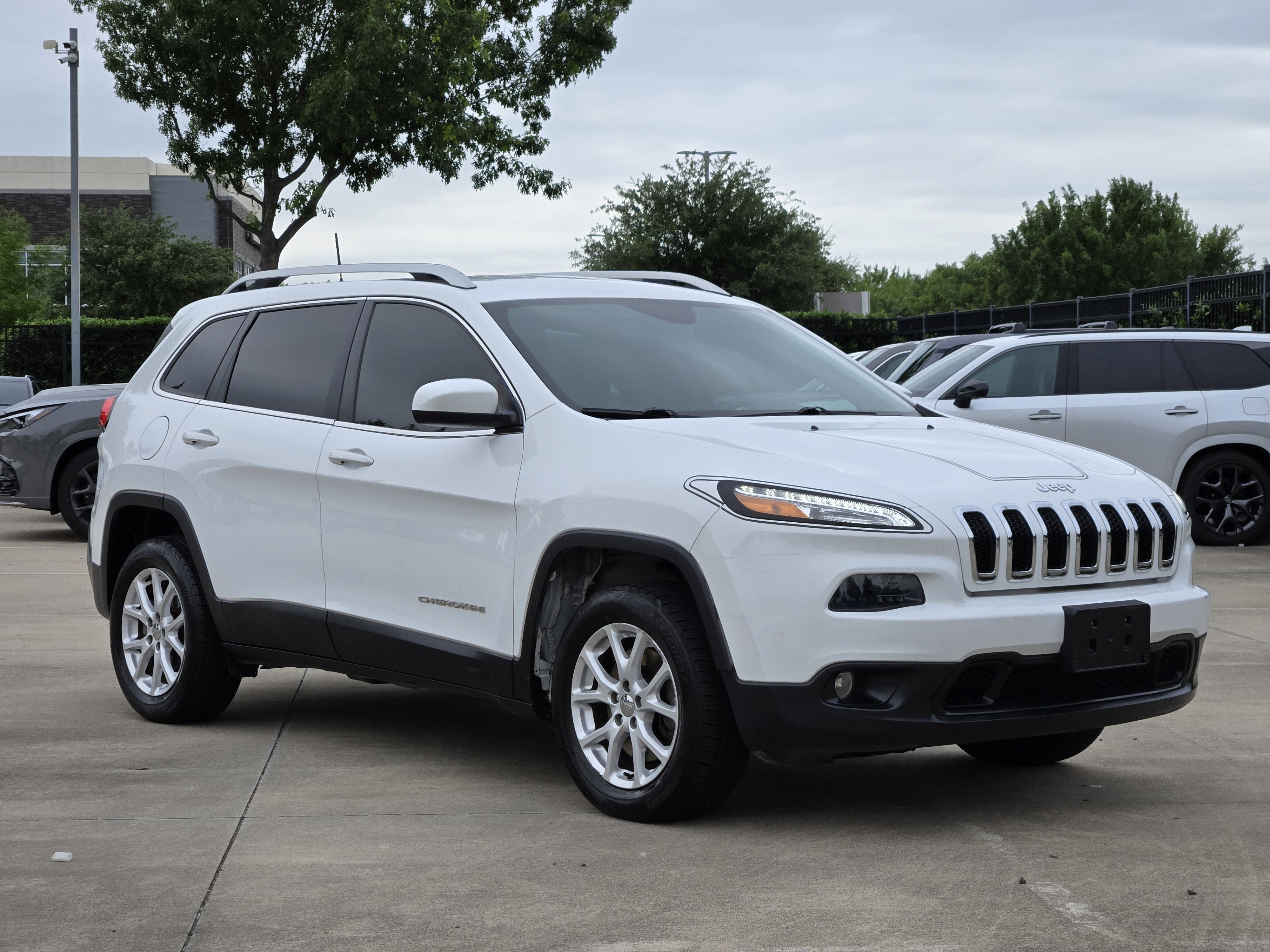 Used 2016 Jeep Cherokee Latitude FWD image 1