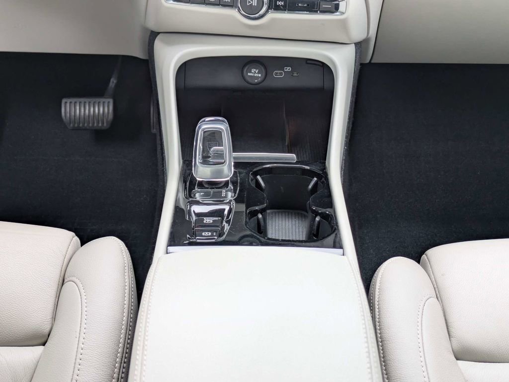 Certified 2023 Volvo XC40 B5 Plus w/ Protection Package Premier AWD/4WD image 23